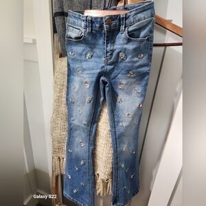 Denim jeans with embroidered flowers on front